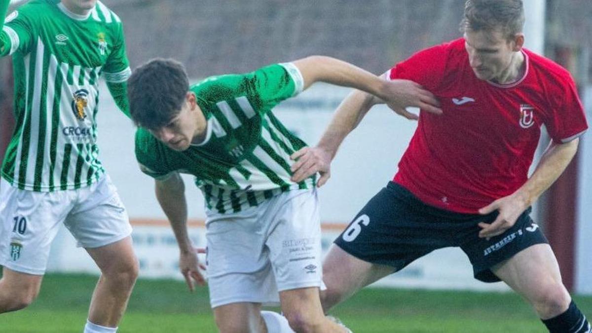 Biel Carreras, en acció amb el Peralada contra el Cornellà