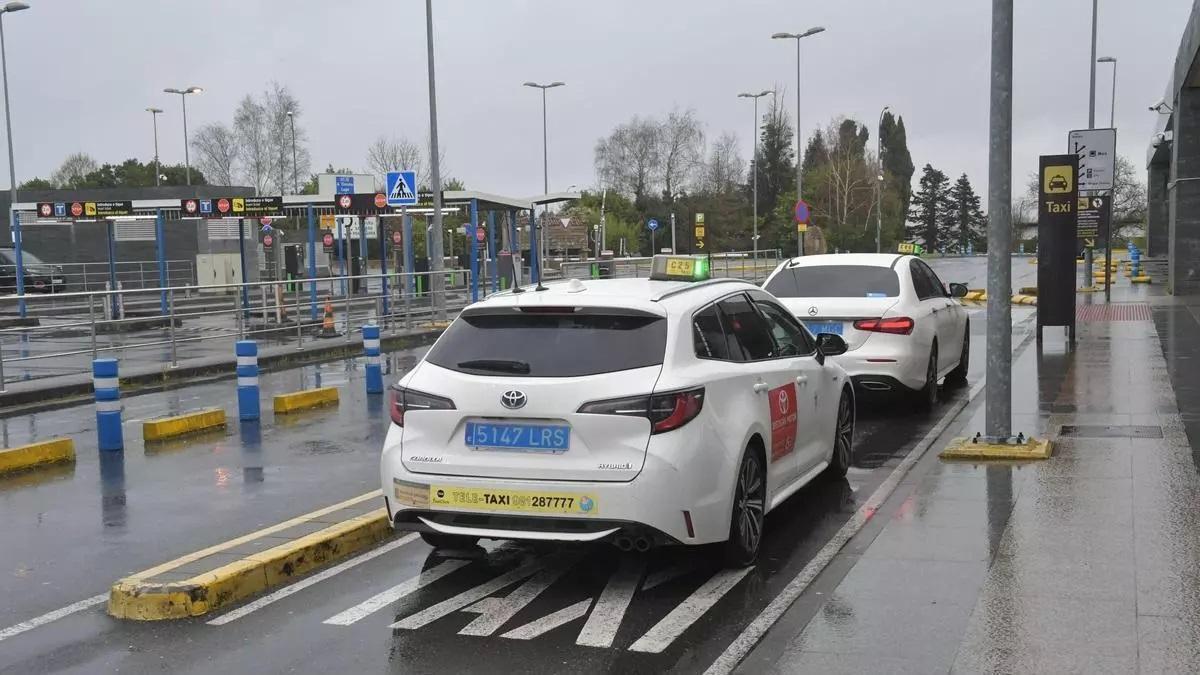 Taxistas en la parada del aeropuerto de Alvedro.