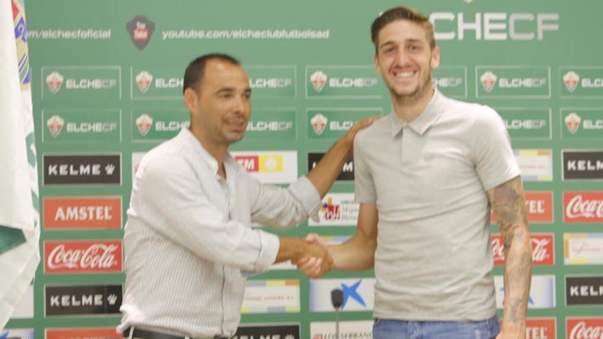 Adrián Jiménez, durante su presentación como jugador del Elche, saluda a Jorge Cordero