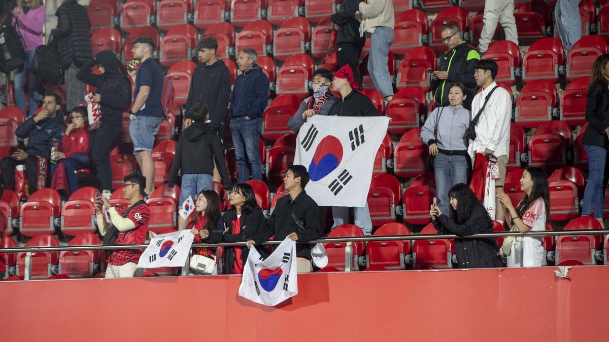 Aficionados surcoreanos, este pasado viernes, en el estadio de Son Moix.