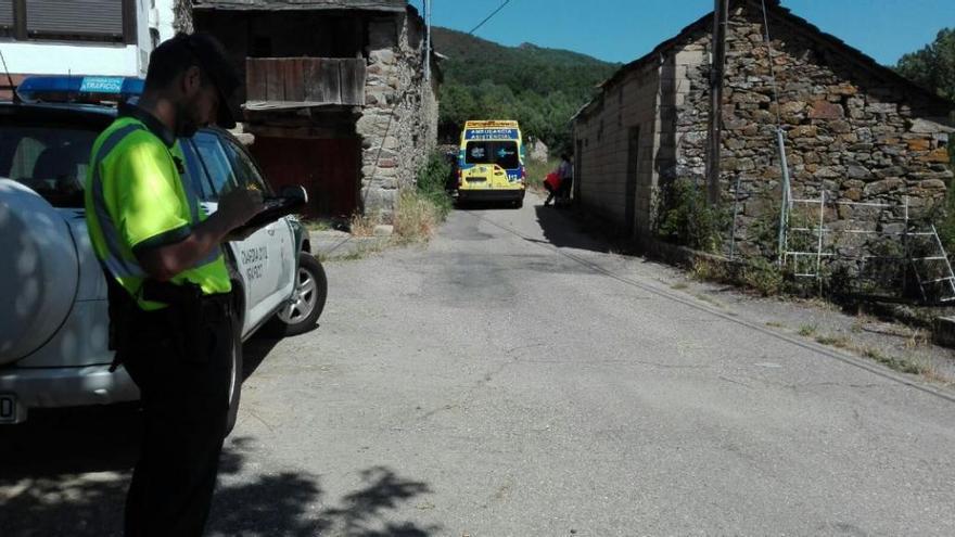 La Guardia Civil y una ambulancia en el lugar del accidente en San Martín del Terroso