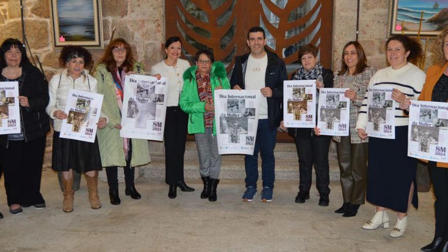 Asistentes a la presentación de la programación del 8-M, ayer, en el Pazo de Mos.