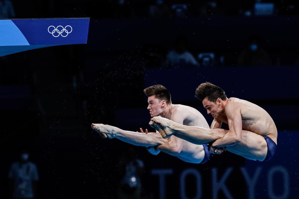 Tom Daley y Matty Lee, en uno de los saltos que les han valido el oro olímpico.