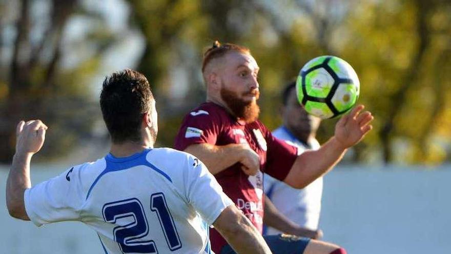 Peli disputa un balón ante un jugador del Amanecer. // Gustavo Santos