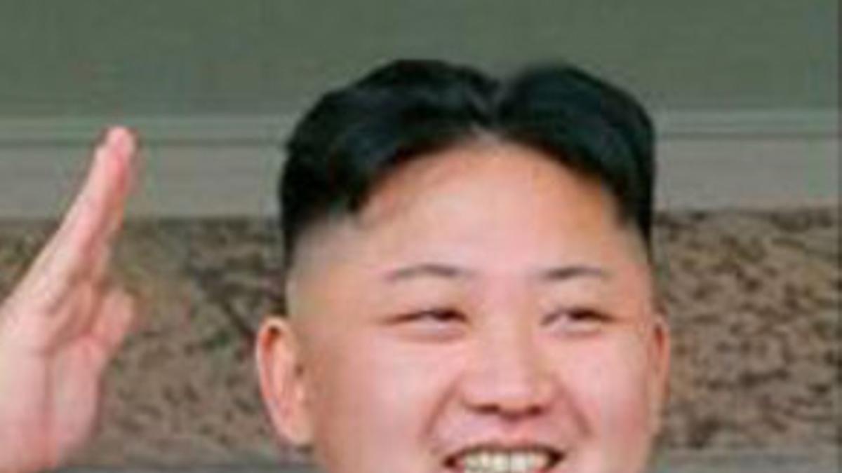 El polémico cartel con la imagen de Kim Jong-un colgado en una peluquería de Londres.
