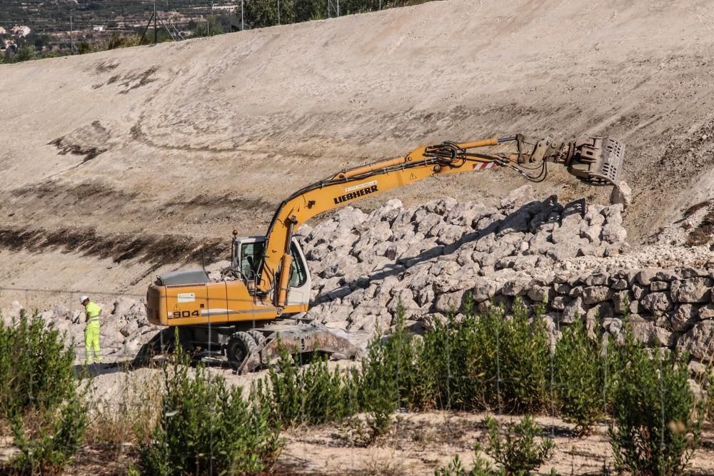 Fomento construye muros en la autovía de El Comtat