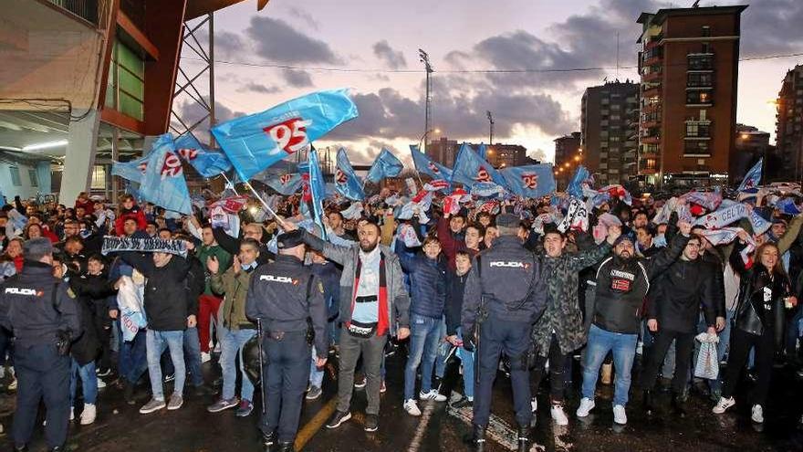 Aficionados del Celta esperan la llegada del autobús del Celta a Balaídos. // Marta G.Brea