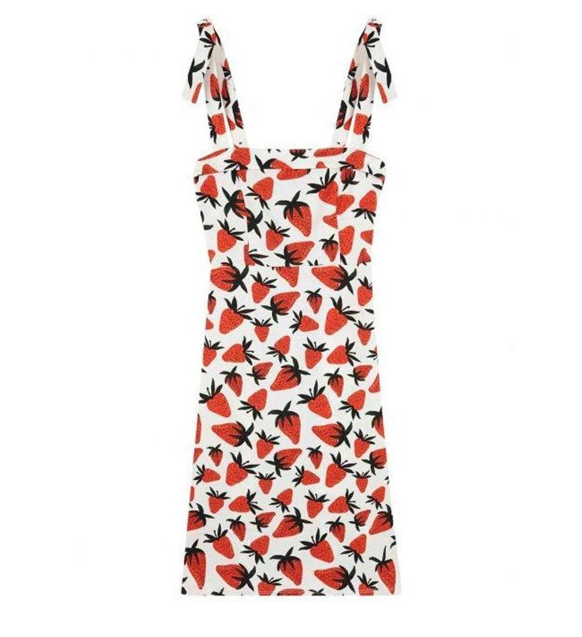 Vestido midi con estampado de fresas de Compañía Fantástica. (Precio: 44,90 euros. Precio rebajado: 35,95 euros)