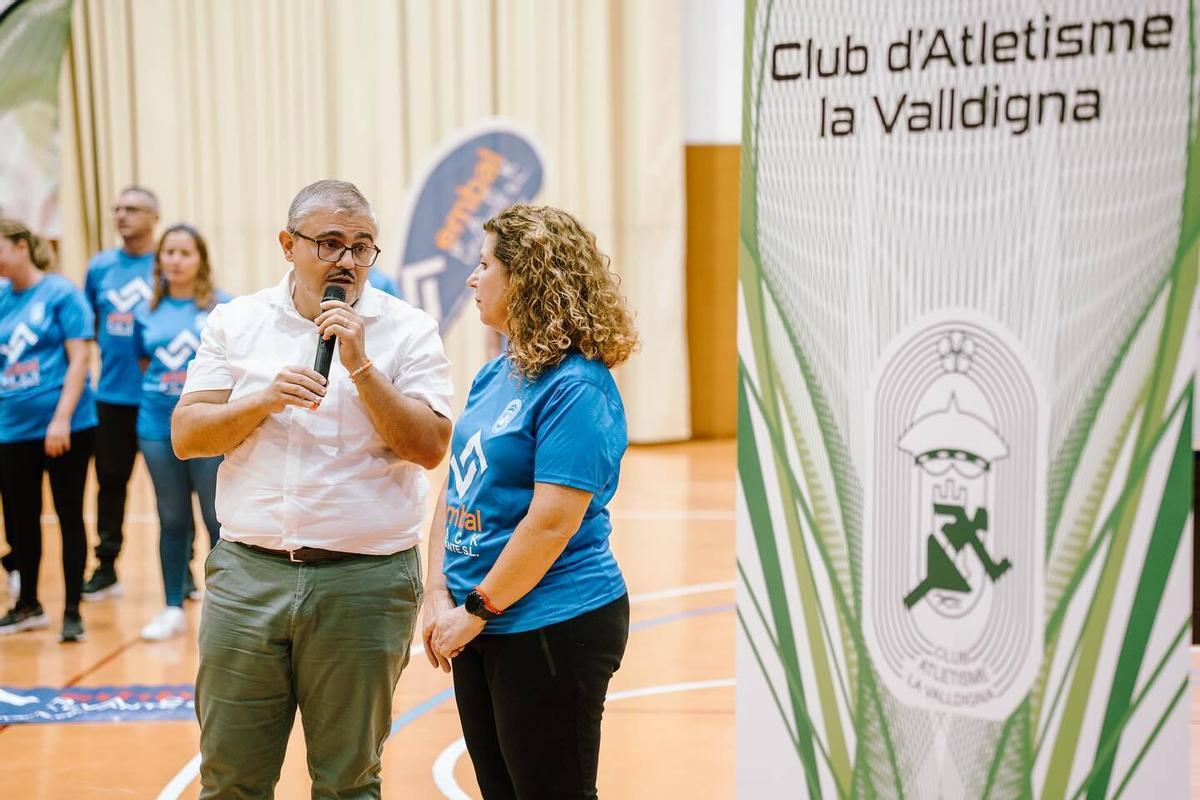 El concejal Josep Llàcer y la presidenta del CA la Valldigna, Silvia Borràs, en la presentación del club