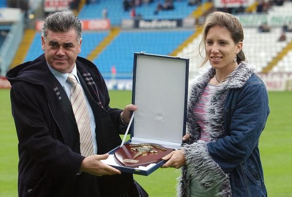 Teresa Portela recibe una metopa con el escudo del Celta por parte del por entonces presidente, Horacio Gómez (Enero de 2009).