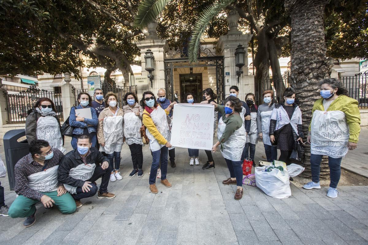 Protesta de interinos a las puertas de la Diputación