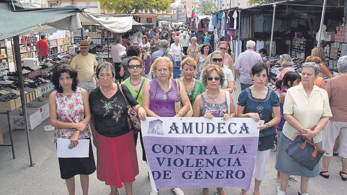La asociación acudía al mercadillo de El Campello en la lucha contra la violencia de género.