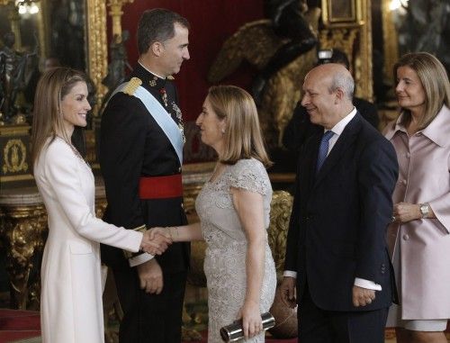 Los nueves Reyes han saludado a diversas personalidades de España en el Palacio Real