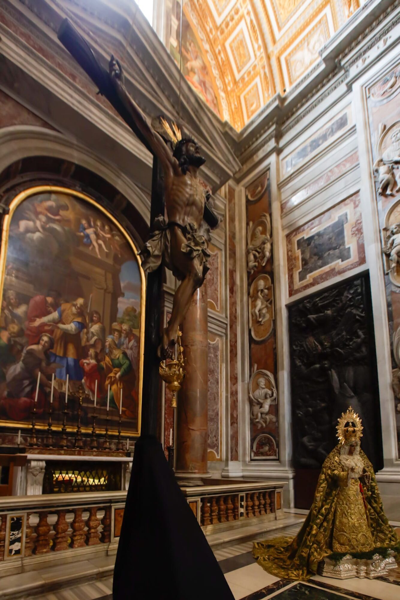 La Virgen de la Esperanza y el Cristo de la Expiración (El Cachorro), de Sevilla, están expuestos al culto en la Basílica de San Pedro