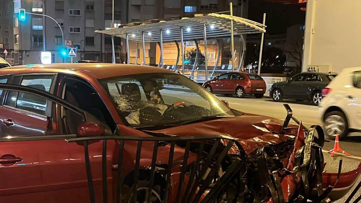 Huye tras chocar en Fonteculler al huir de una persecución policial por otro accidente con fuga en A Coruña.