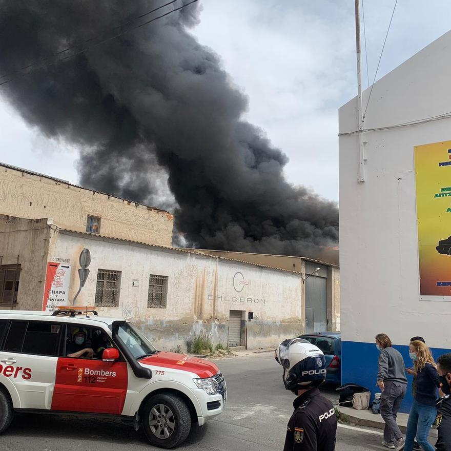 Dos intoxicados en el incendio de un almacén en Alicante