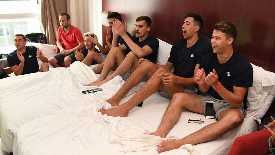 La selección francesa de hockey sobre patines ve la final del Mundial de fútbol en el hotel de concentración.