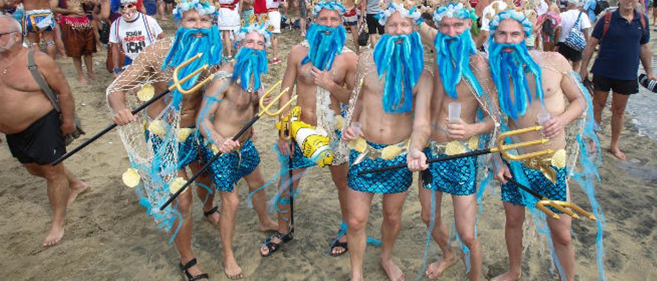 Un grupo de tritones inauguran el carnaval alemán en el chiringuito número siete de Maspalomas.
