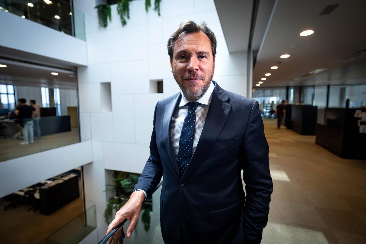 Ulaştırma ve Sürdürülebilir Hareketlilik Bakanı Óscar Puente, geçen Perşembe günü EL PERIÓDICO de L'Hospitalet'in yazı işleri ofisinde.