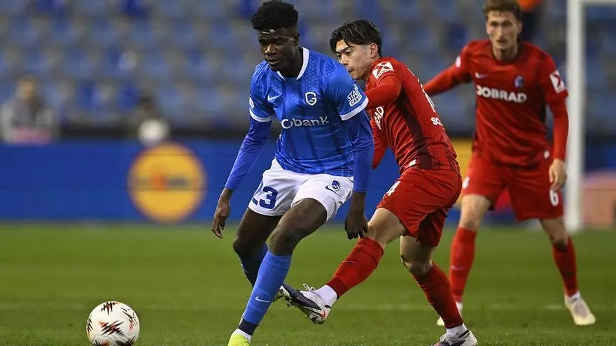 Resumen, goles y highlights del KRC Genk 1 - 0 Freiburg de la ida de octavos de final de Europa League