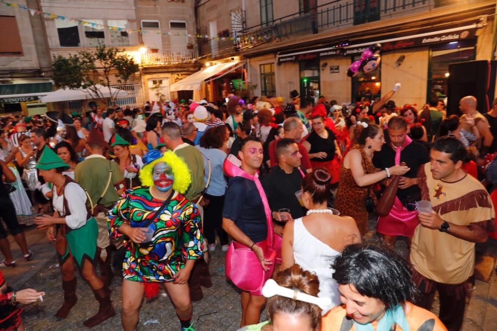 El Carnaval de verano colorea Redondela con miles de disfraces.