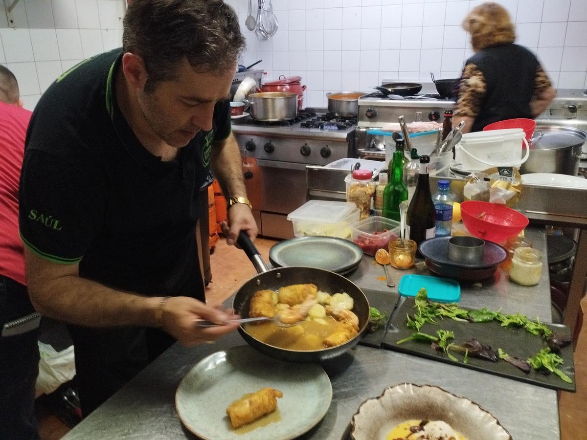 Saúl Moro prepara un plato.