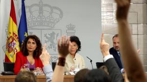 María Jesús Montero, Isabel Celaá y José Luis Ábalos, en la rueda de prensa posterior al Consejo de Ministros.