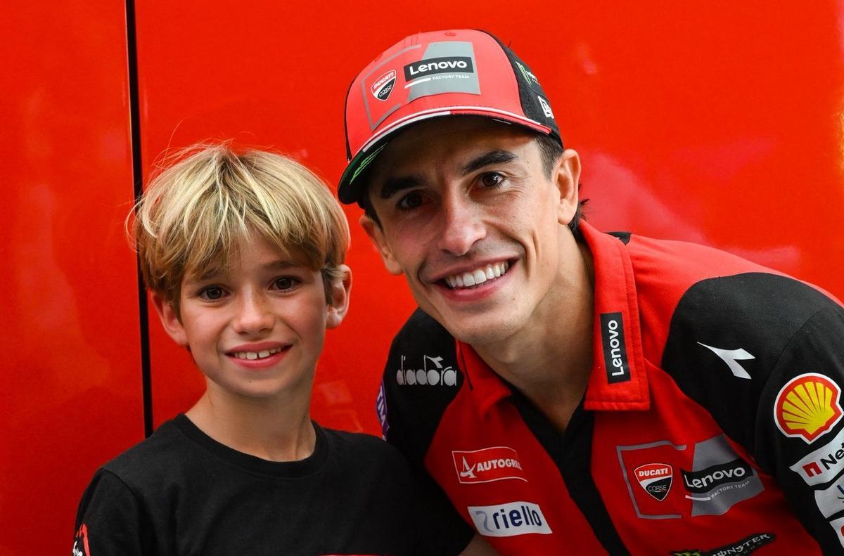 Las sonrisas de dos campeones, Marc Solés y Marc Márquez.