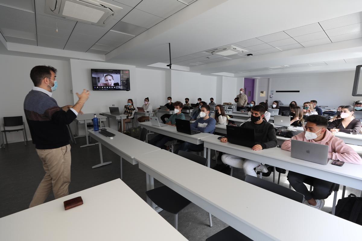 Alumnos del CEU, durante la pandemia, en una clase