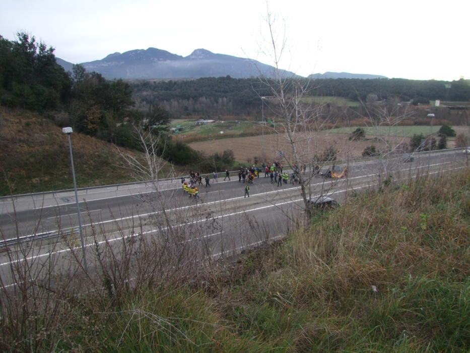 Centenars de persones arriben a Olot amb les "Marxes per la llibertat"