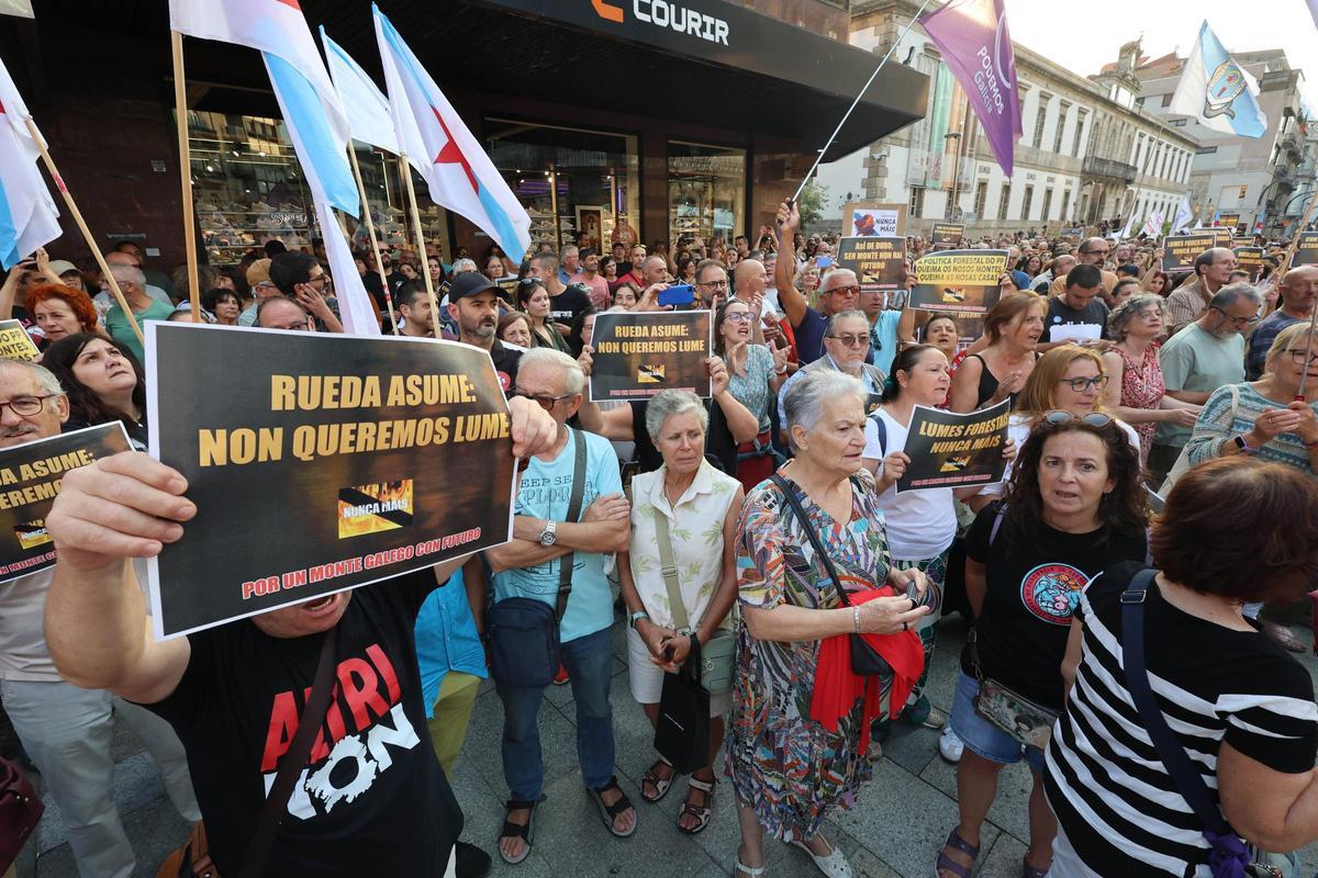 Cientos de personas salen a la calle en Vigo a protestar por la gestión de los incendios... bajo la ceniza