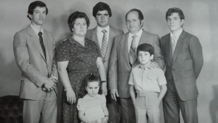 Foto familiar con su padre, su madre y sus hermanos