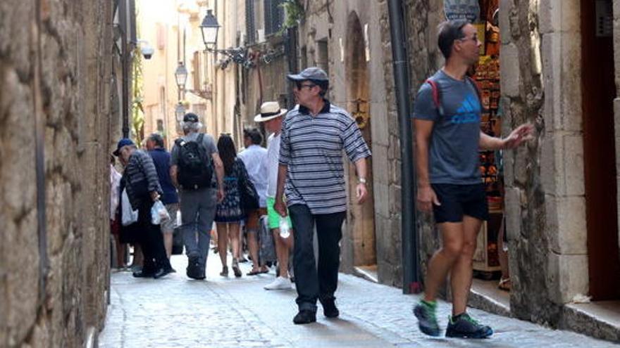 Turistes caminant pel carrer de la Força de Girona.