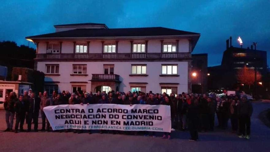 Protesta de empleados de Ferroatlántica en Cee