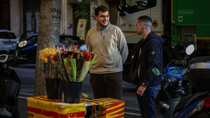 El Gremi de Floristes veu difícil assolir els set milions de roses per Sant Jordi però celebra &quot;l&#039;ambient&quot; als carrers