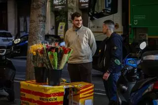 El Gremi de Floristes veu difícil assolir els set milions de roses per Sant Jordi però celebra "l'ambient" als carrers