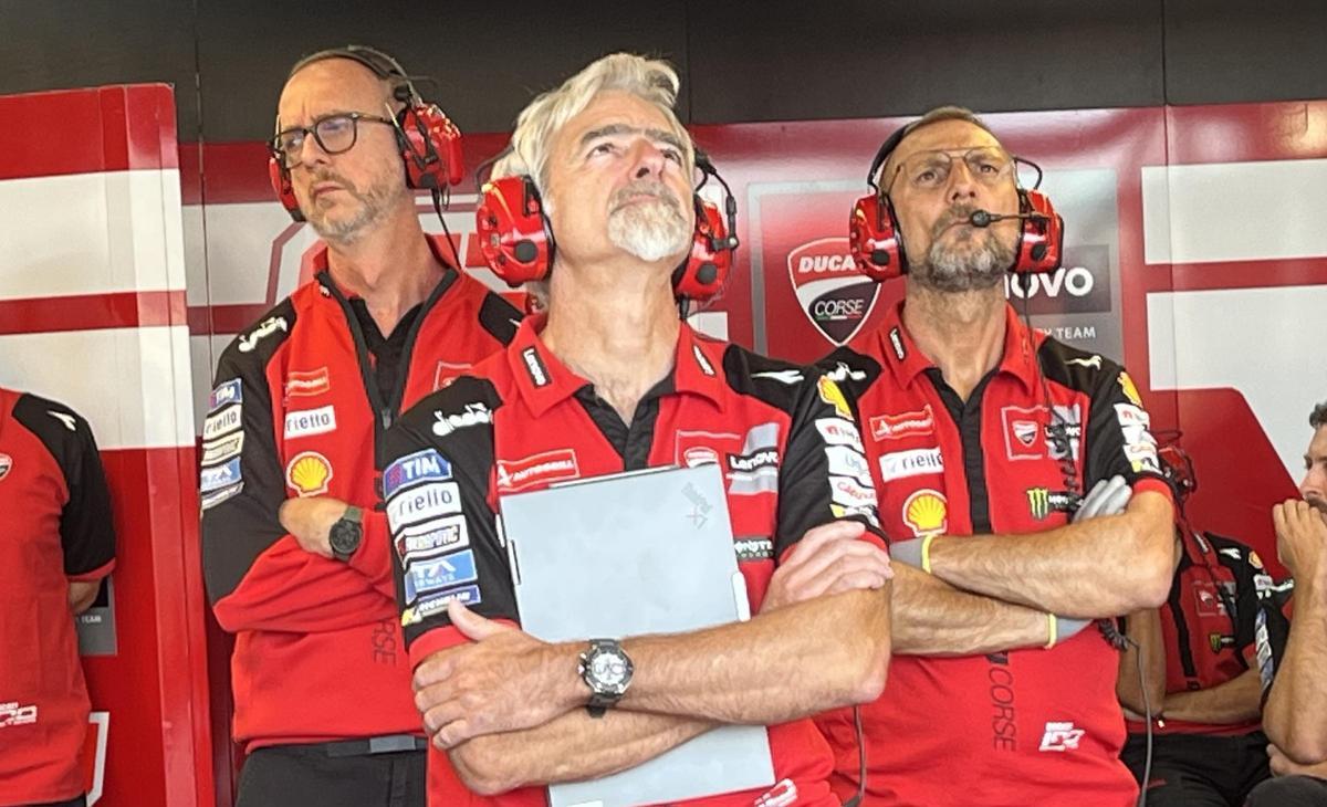 El ingeniero Gigi Dall'Igna, gurú de Ducati, sigue los entrenamientos de Silverstone a través de los monitores.