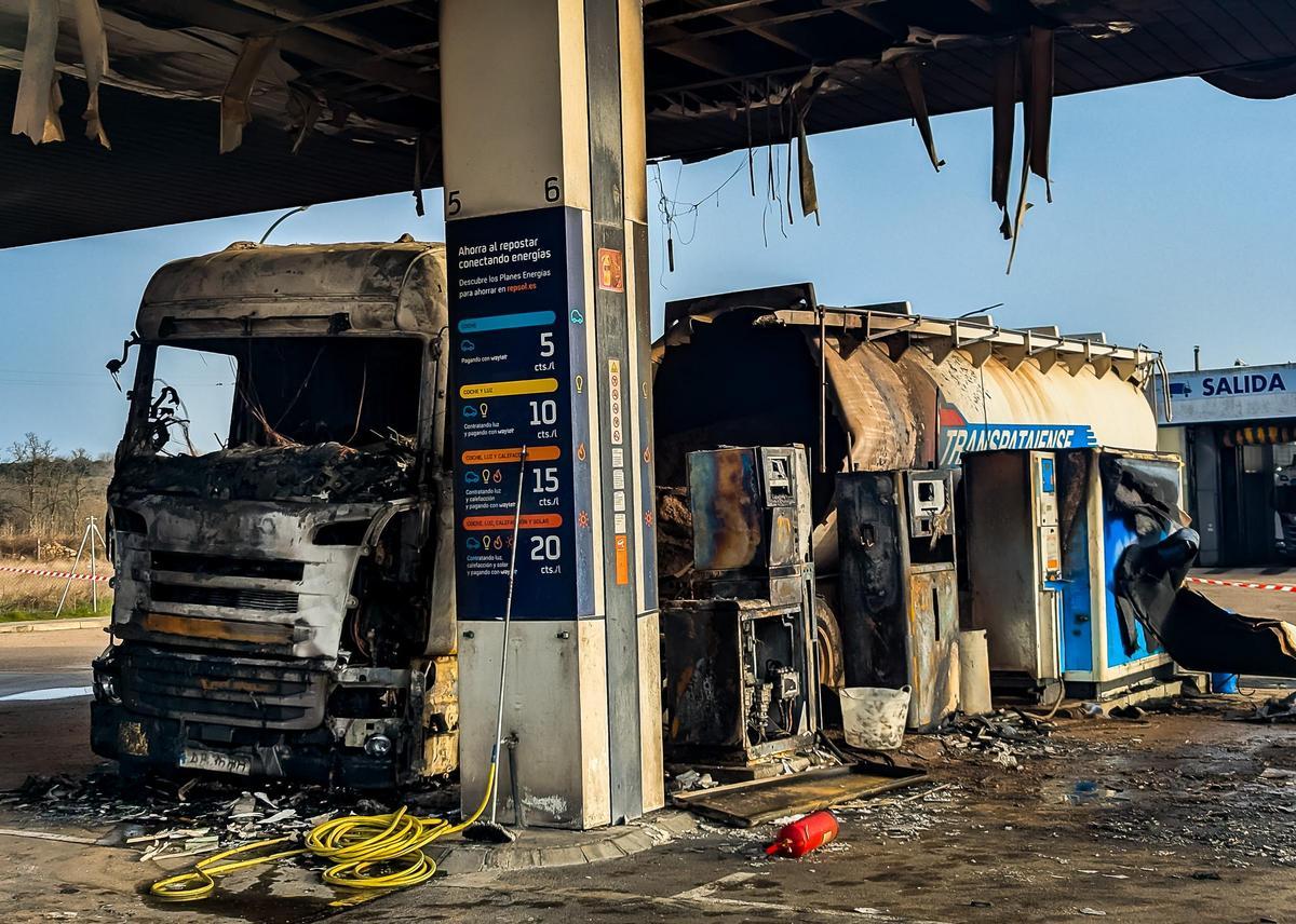 Estado del camión tras el incendio.