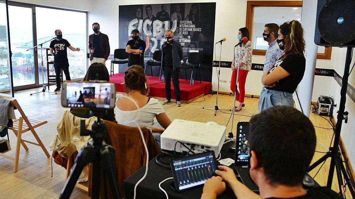 Alfonso Zarauza (con gorra) participó en las actividades del FIC para presentar &quot;Ons&quot;.