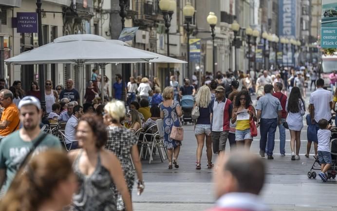 06/08/2017 LAS PALMAS DE GRAN CANARIA.  Apertura comercial primer Domingo de Agosto en Triana, con calor y calima. FOTO: J.PÉREZ CURBELO