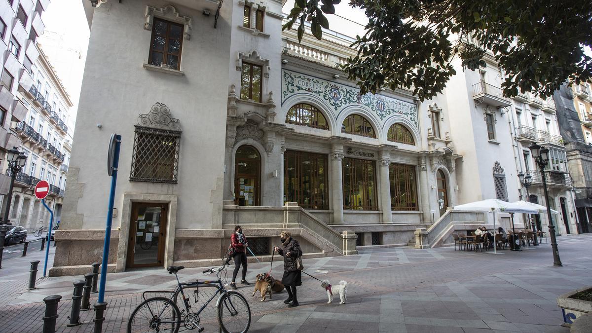 El edificio de Correos de la plaza Gabriel Miró.