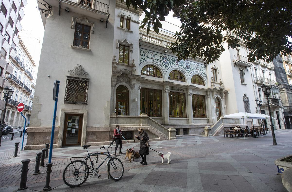 El edificio de Correos de la plaza Gabriel Miró.
