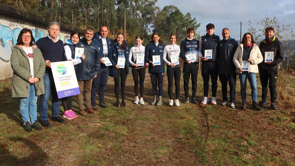 El alcalde junto a miembros de la Federación Galega de Triatlón.