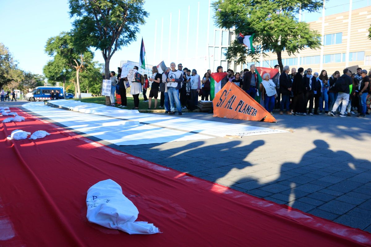 Ecologistas y activistas propalestinos protestan contra la feria Aviation Week en Barcelona
