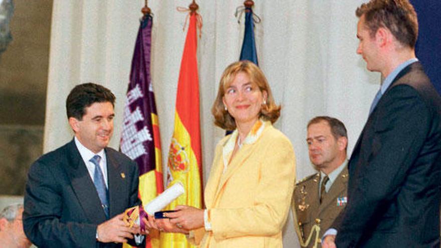 La infanta Cristina mira a Urdangarin mientras Matas le entrega la Medalla de Oro de Balears el 20 de mayo de 1998.