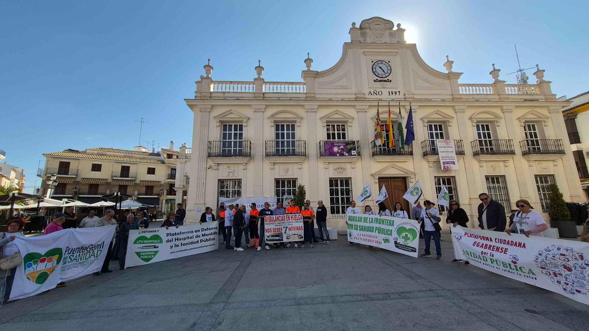 Protesta en Cabra de los trabajadores de ambulancias del Sur, apoyados por varias plataformas en defensa de la sanidad pública.