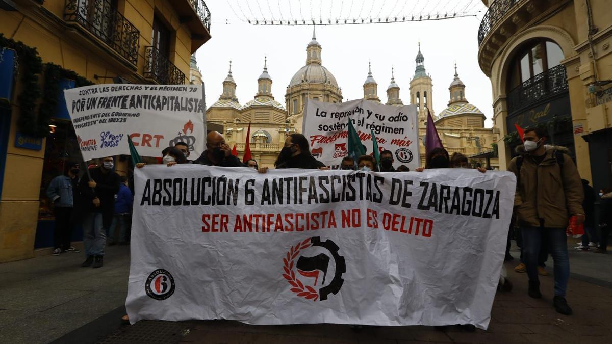 Protesta a favor de 'los seis de Zaragoza' por las calles de la ciudad aragonesa en 2021.