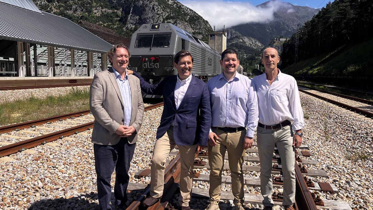 En la imagen, de izquierda a derecha, Ángel Gil, director de ALIA; Eduardo Corella, presidente de ALIA; Antonio Ginés, director gerente de Alsa Rail y Javier Apellaniz, director de Transcanfranc, este jueves.