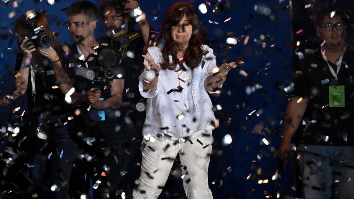 La vicepresidenta Cristina Fernández de Kirchner en el acto multitudinario en el estadio de La Plata.