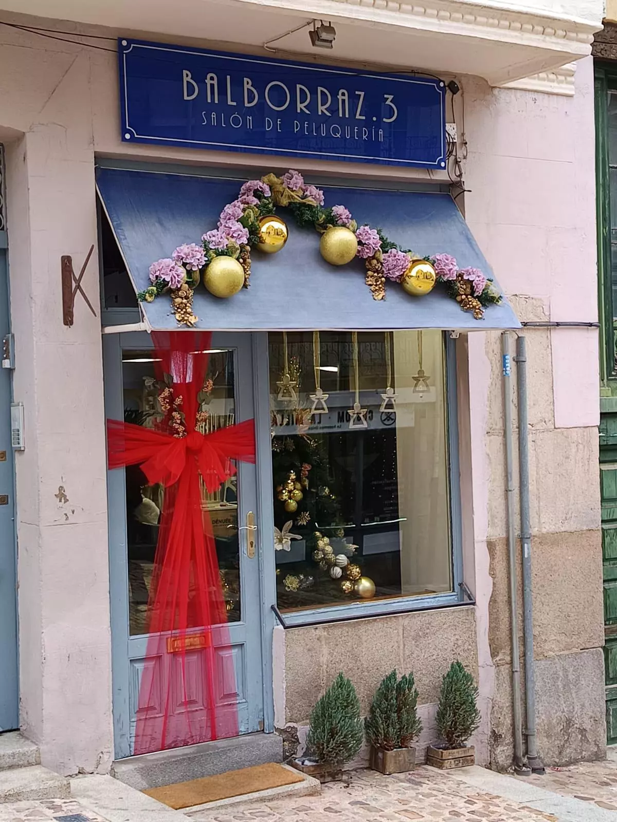Magia en Balborraz: la peluquería que se convierte en un escaparate navideño